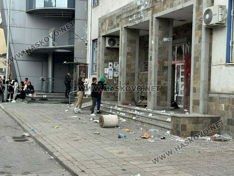 Вандалщина по сградата на полицията в Хасково