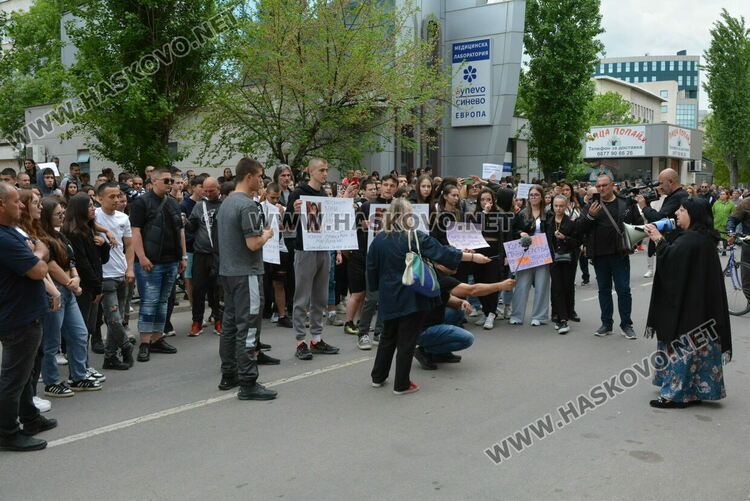 Протест след убийството на Маги - замериха полицията с яйца и домати, нахлуха и в сградата
