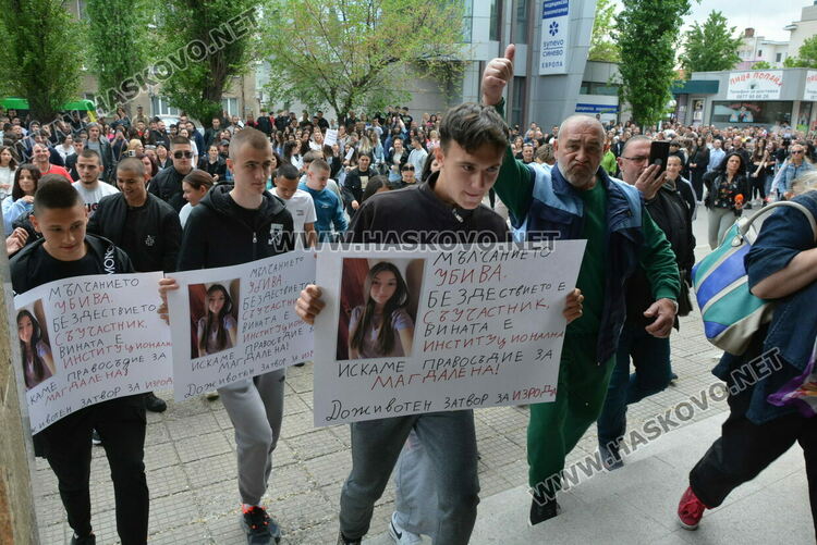 Протест след убийството на Маги - замериха полицията с яйца и домати, нахлуха и в сградата