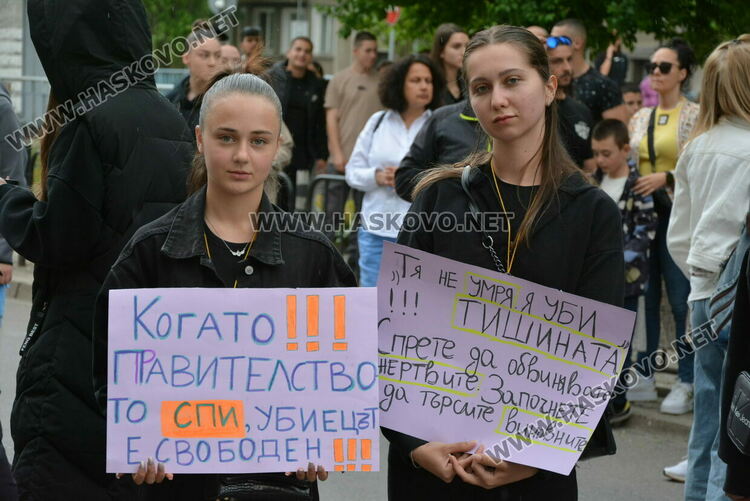 Протест след убийството на Маги - замериха полицията с яйца и домати, нахлуха и в сградата