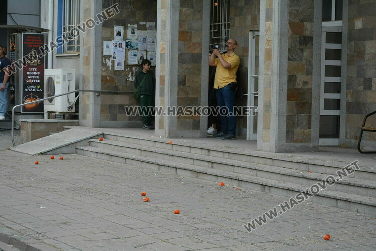 Протест след убийството на Маги - замериха полицията с яйца и домати, нахлуха и в сградата
