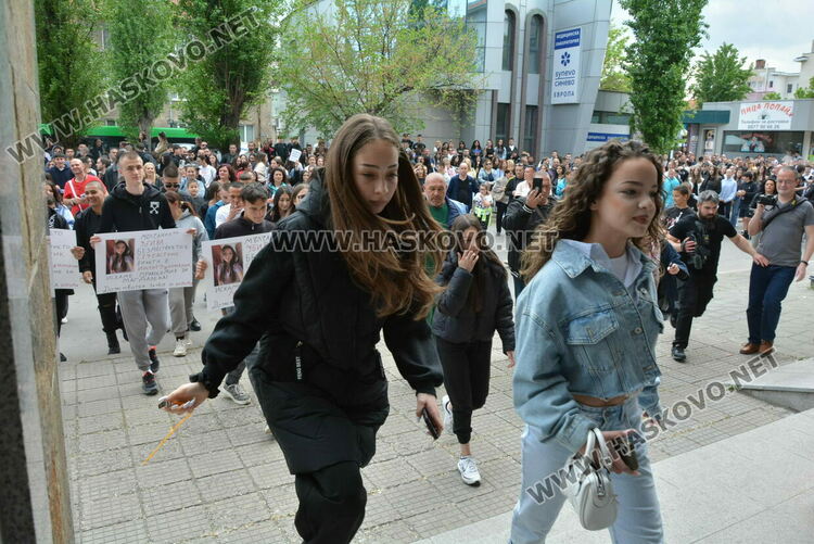Протест след убийството на Маги - замериха полицията с яйца и домати, нахлуха и в сградата