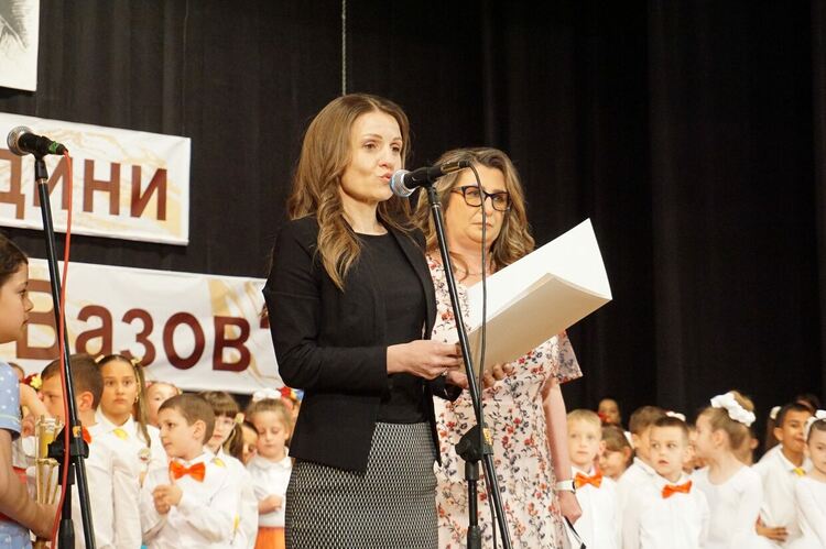 ОУ „Иван Вазов“ в Харманли отбеляза 105 г., учредиха награда „Ученик на годината“