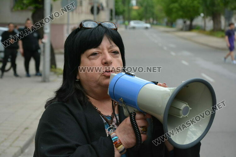 Протест след убийството на Маги - замериха полицията с яйца и домати, нахлуха и в сградата