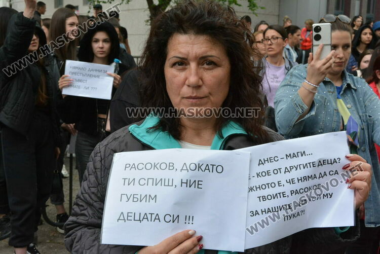 Протест след убийството на Маги - замериха полицията с яйца и домати, нахлуха и в сградата