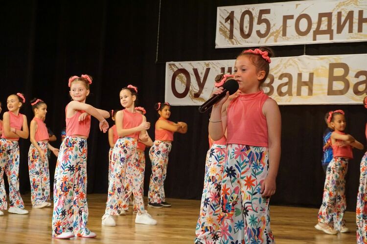 ОУ „Иван Вазов“ в Харманли отбеляза 105 г., учредиха награда „Ученик на годината“