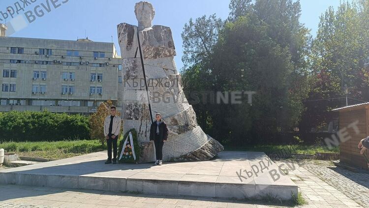   Урок по отечестволюбие пред паметника на Апостола в Кърджали,  инициативата е на деца от родния  град на Левски /снимки/