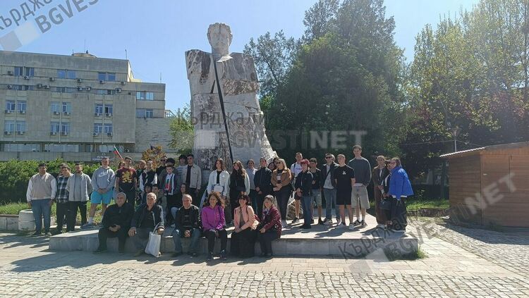   Урок по отечестволюбие пред паметника на Апостола в Кърджали,  инициативата е на деца от родния  град на Левски /снимки/