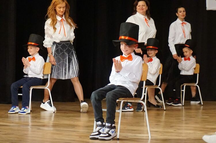 ОУ „Иван Вазов“ в Харманли отбеляза 105 г., учредиха награда „Ученик на годината“