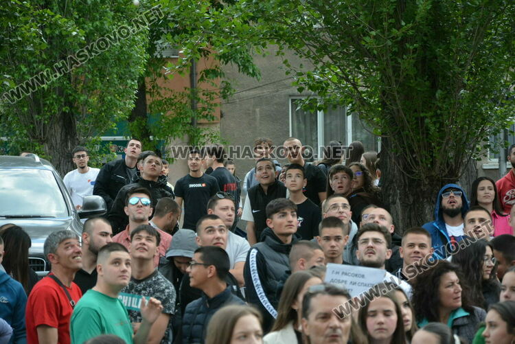 Протест след убийството на Маги - замериха полицията с яйца и домати, нахлуха и в сградата