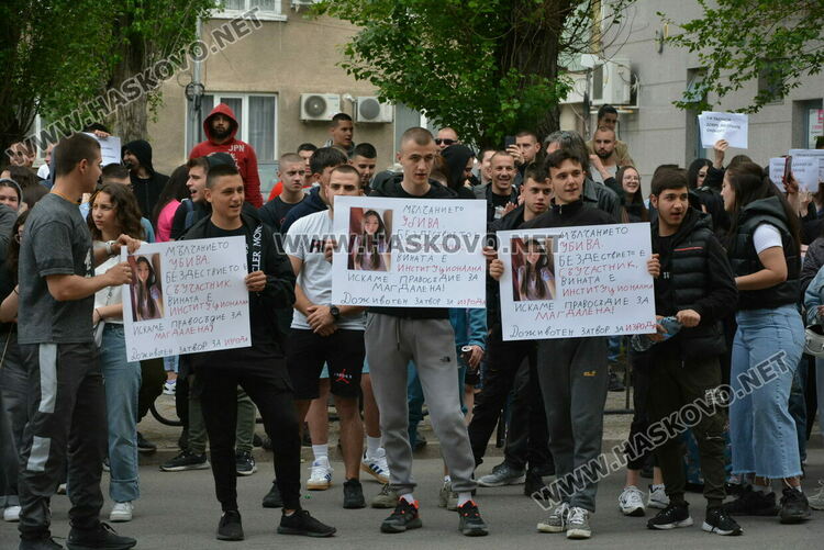 Протест след убийството на Маги - замериха полицията с яйца и домати, нахлуха и в сградата