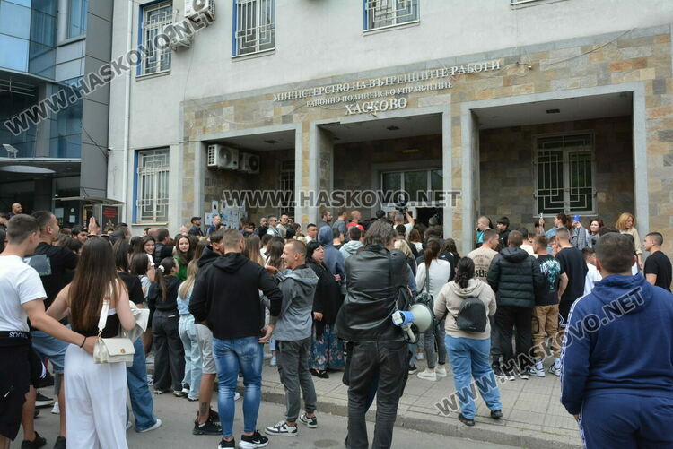 Протест след убийството на Маги - замериха полицията с яйца и домати, нахлуха и в сградата