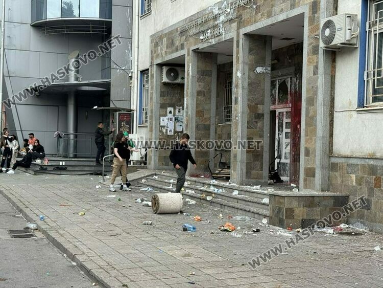 Вандалщина по сградата на полицията в Хасково