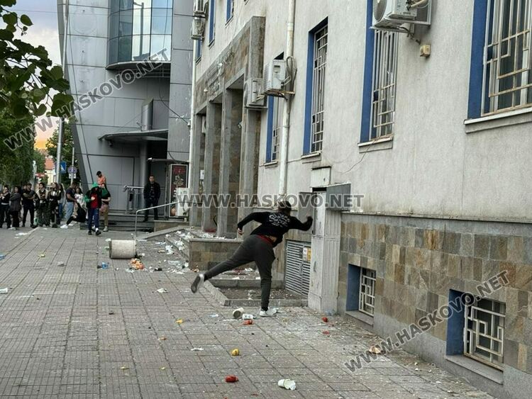 Вандалщина по сградата на полицията в Хасково