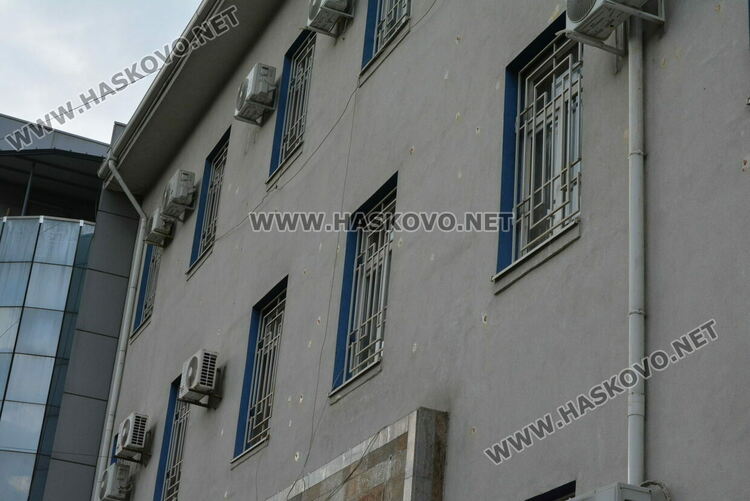 Протест след убийството на Маги - замериха полицията с яйца и домати, нахлуха и в сградата