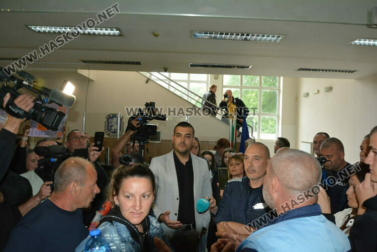 Протест след убийството на Маги - замериха полицията с яйца и домати, нахлуха и в сградата