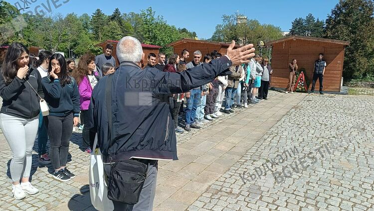  Урок по отечестволюбие пред паметника на Апостола в Кърджали,  инициативата е на деца от родния  град на Левски /снимки/
