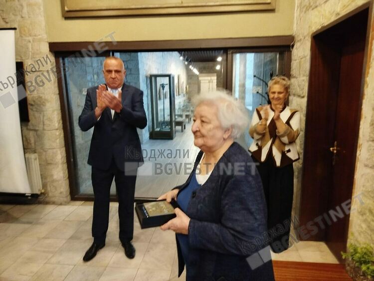 ЦСМП Кърджали награди 22-ма служители по повод 30-годишния си юбилей