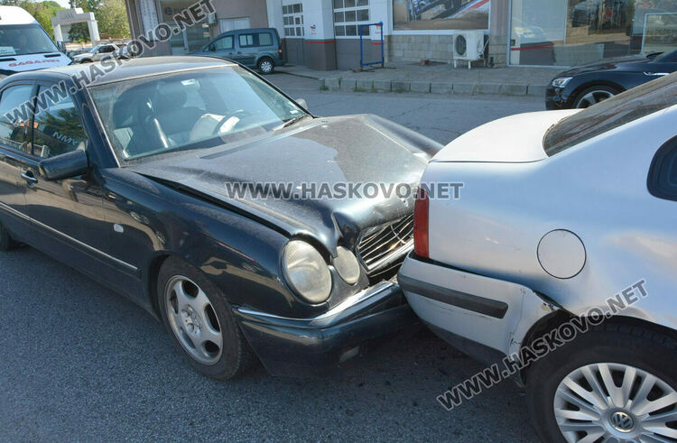 Три коли катастрофираха на бул. „Освобождение“ в Хасково