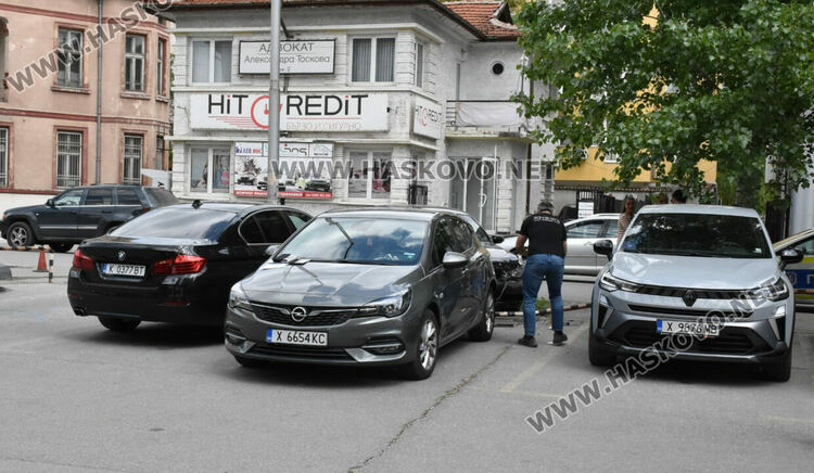 Водач с БМВ излетя от пътя, мина през тротоар и удари три паркирани коли
