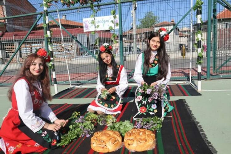 В ОУ"П.Яворов" честваха заедно Гергьовден и Хъдърлез