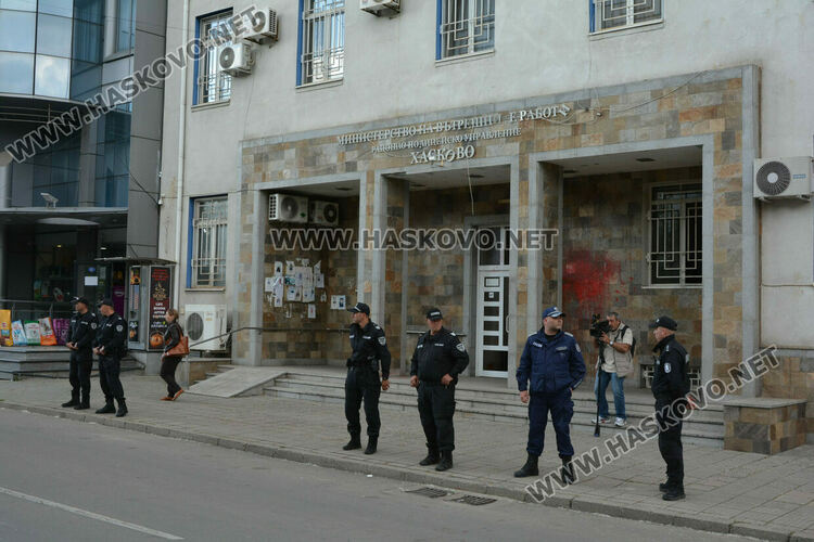 Втори, но по-вял протест пред Районното управление в Хасково