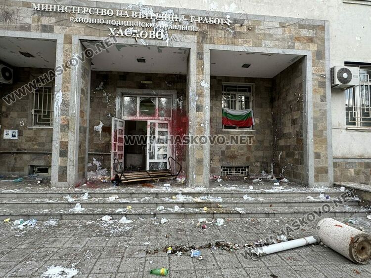 Двама са задържани в РУ Хасково във връзка със снощните протести