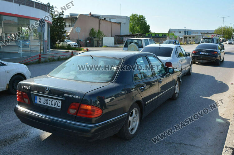 Три коли катастрофираха на бул. „Освобождение“ в Хасково