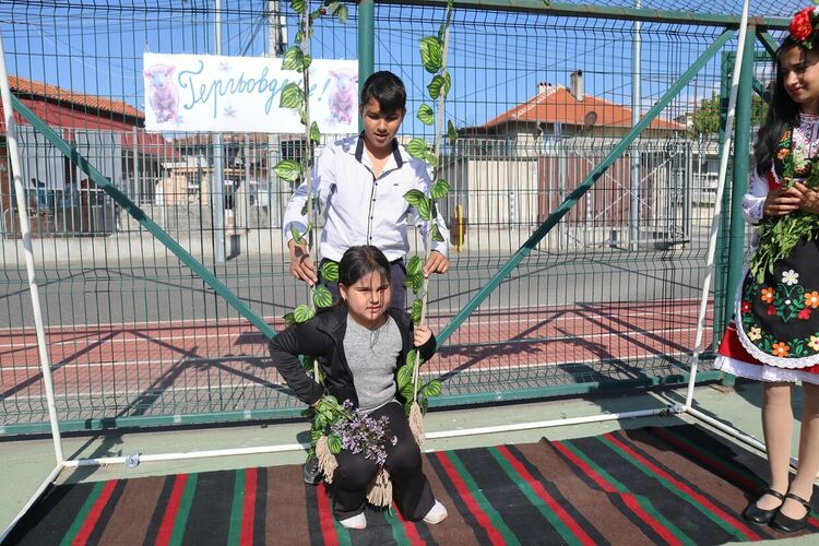 В ОУ"П.Яворов" честваха заедно Гергьовден и Хъдърлез