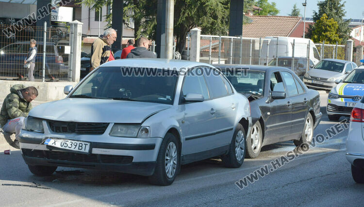 Три коли катастрофираха на бул. „Освобождение“ в Хасково