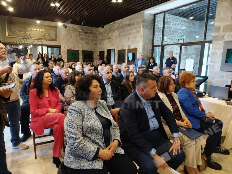 ЦСМП Кърджали награди 22-ма служители по повод 30-годишния си юбилей