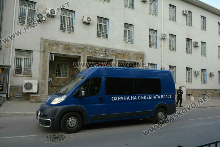 Втори, но по-вял протест пред Районното управление в Хасково