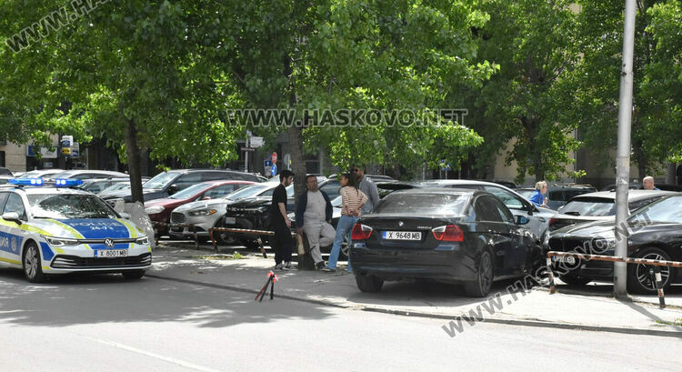 Водач с БМВ излетя от пътя, мина през тротоар и удари три паркирани коли