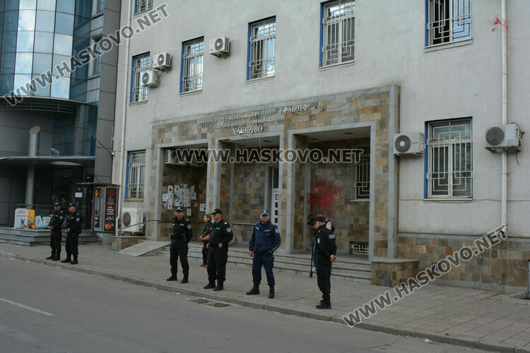 Втори, но по-вял протест пред Районното управление в Хасково