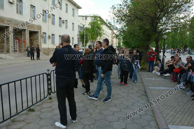Втори, но по-вял протест пред Районното управление в Хасково