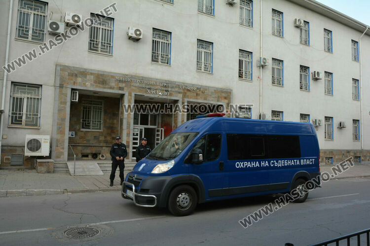 Втори, но по-вял протест пред Районното управление в Хасково