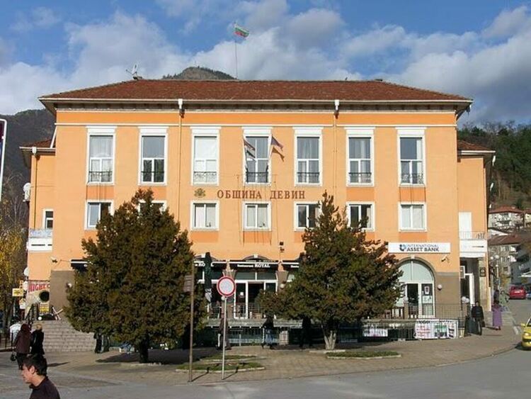 Община Девин успешно завърши проект за модернизация на уличното осветление