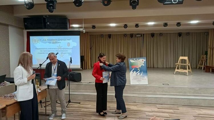 Яница от "Славейков" първа в страната по гражданско образование