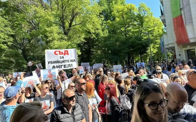 Нов протест премина с щурм и чупене