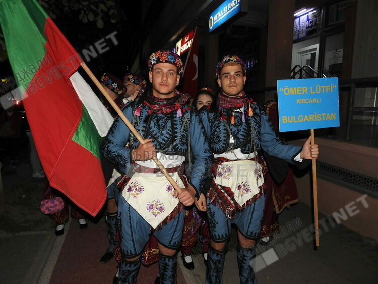 Ансамбъл „Кърджали“ покори публиката на международен фестивал в Република Северна Македония,дефилира в побратимена Струмица/снимки/