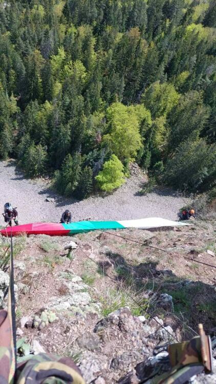 На „Орлова скала“ край Смолян отново се развя трибагреникът по случай 6 май.