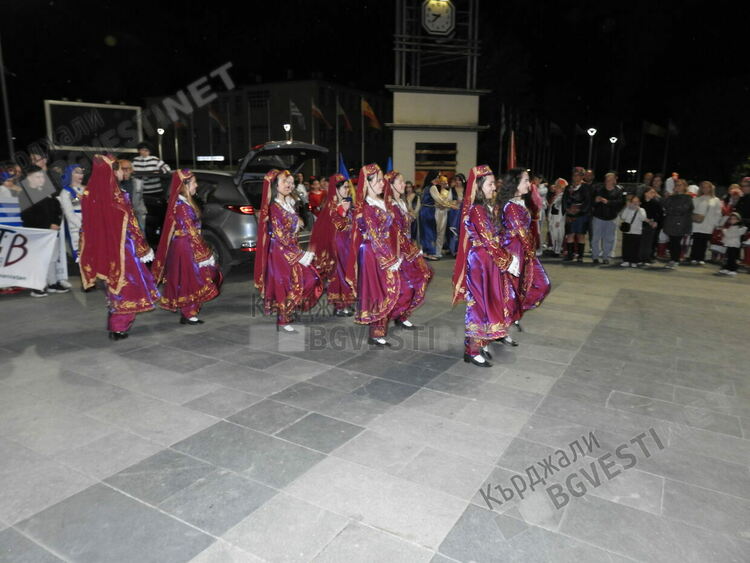 Ансамбъл „Кърджали“ покори публиката на международен фестивал в Република Северна Македония,дефилира в побратимена Струмица/снимки/