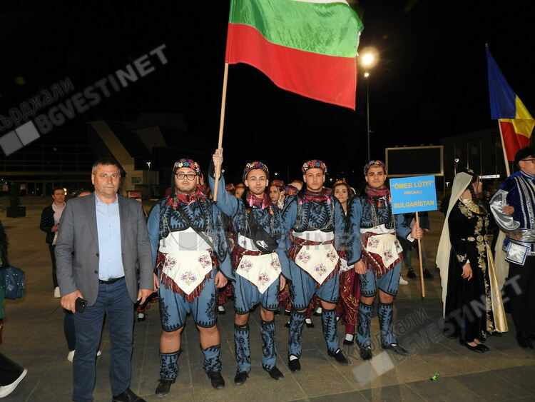 Ансамбъл „Кърджали“ покори публиката на международен фестивал в Република Северна Македония,дефилира в побратимена Струмица/снимки/