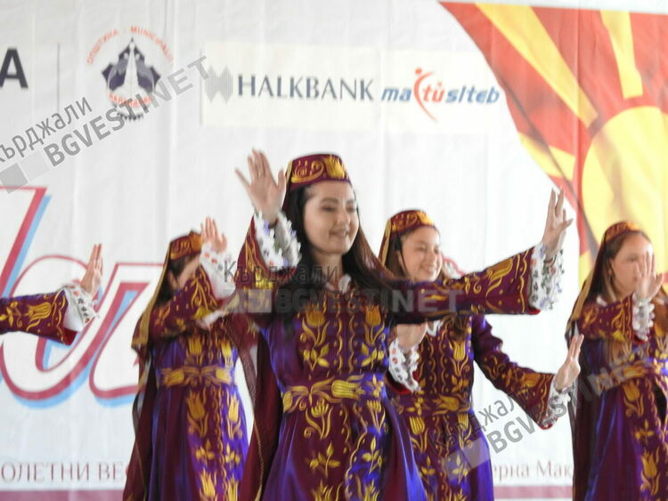 Ансамбъл „Кърджали“ покори публиката на международен фестивал в Република Северна Македония,дефилира в побратимена Струмица/снимки/