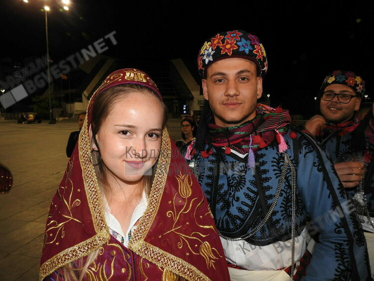 Ансамбъл „Кърджали“ покори публиката на международен фестивал в Република Северна Македония,дефилира в побратимена Струмица/снимки/