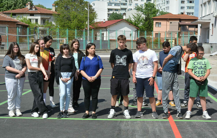 Със спортен празник на обновена площадка започнаха честванията на 140 години от основаването на ОУ „Св.Св. Кирил и Методий“