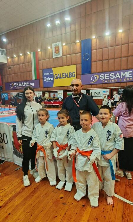 Младите надежди на карате от Рудозем и Смолян с достойно представяне на държавното първенство в Хасково