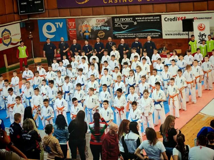 Младите надежди на карате от Рудозем и Смолян с достойно представяне на държавното първенство в Хасково