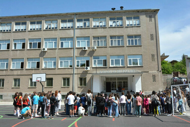 Със спортен празник на обновена площадка започнаха честванията на 140 години от основаването на ОУ „Св.Св. Кирил и Методий“