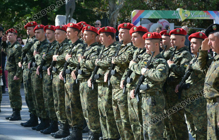 С военни почести и хоро Хасково празнува Деня на храбростта и Българската армия